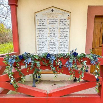 Midnight Bloom Arch – Customer request from Julie Fleur