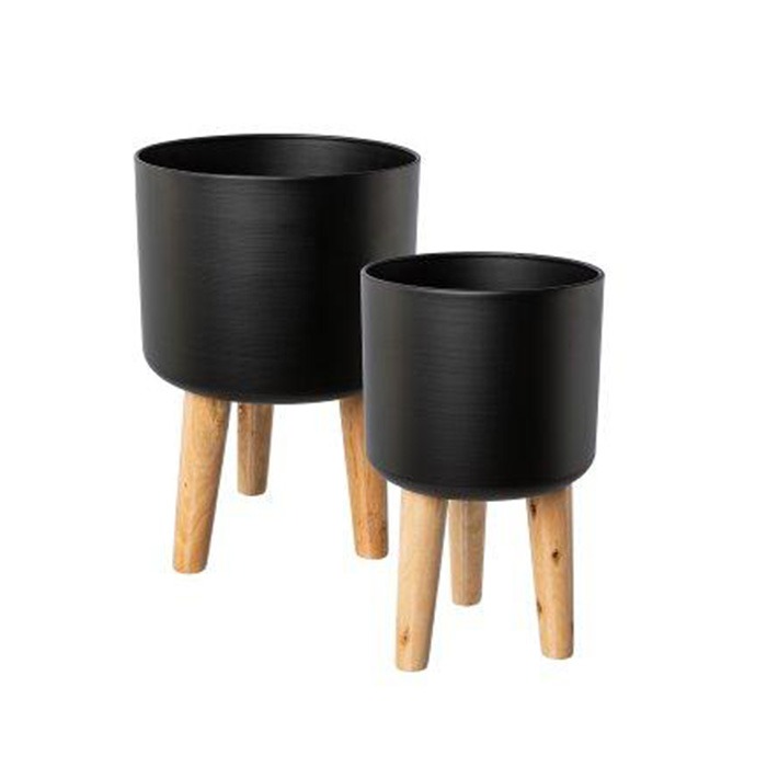 Flower pots with feet